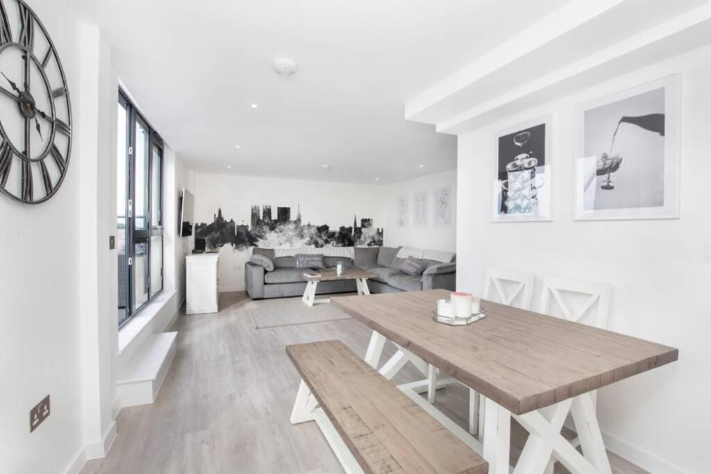2 Bedroom Penthouse - Large Balcony - Minster View York Buitenkant foto