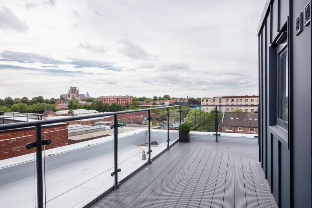 2 Bedroom Penthouse - Large Balcony - Minster View York Buitenkant foto